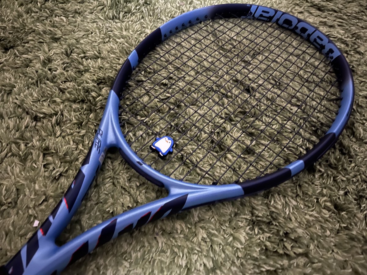 racket_labo's tweet photo. #ピュアドライブ2025

RPMブラスト125を42Pのトップダウン2本張り。2021モデルと差は結構あった

1番特徴的なのは振り抜きの良さ。元々所有してる2021モデル達と個体揃えたのに、2025モデルの方がトップライトのラケットを使ってる感覚。結果的にもスピンの落ち・収まりが良かった！

ただ良くも悪くもラケット自体のパワーが前作までより落とされてる印象。単純な個体差とかSWの問題じゃなくて、本当に同じモールド？？と思うくらいフレームの重量配分違く感じた。またこのへんは記事で解説します

結論ピュアドライブらしさという点では、今作はピュアドラらしさある。官能的には2015の青白のフィーリングに近い。故に僕はあまり好きではなかったけど←

慣れという点もあるだろうけど、僕は次のモデルチェンジまで2021をたくさん買い足して使う予定。

2021との違いも自分の言葉でまた解説しようと思うので、時間見つけてまとめます！

取り急ぎレポでした！！！！皆さまも良きピュアドライブ生活を👍