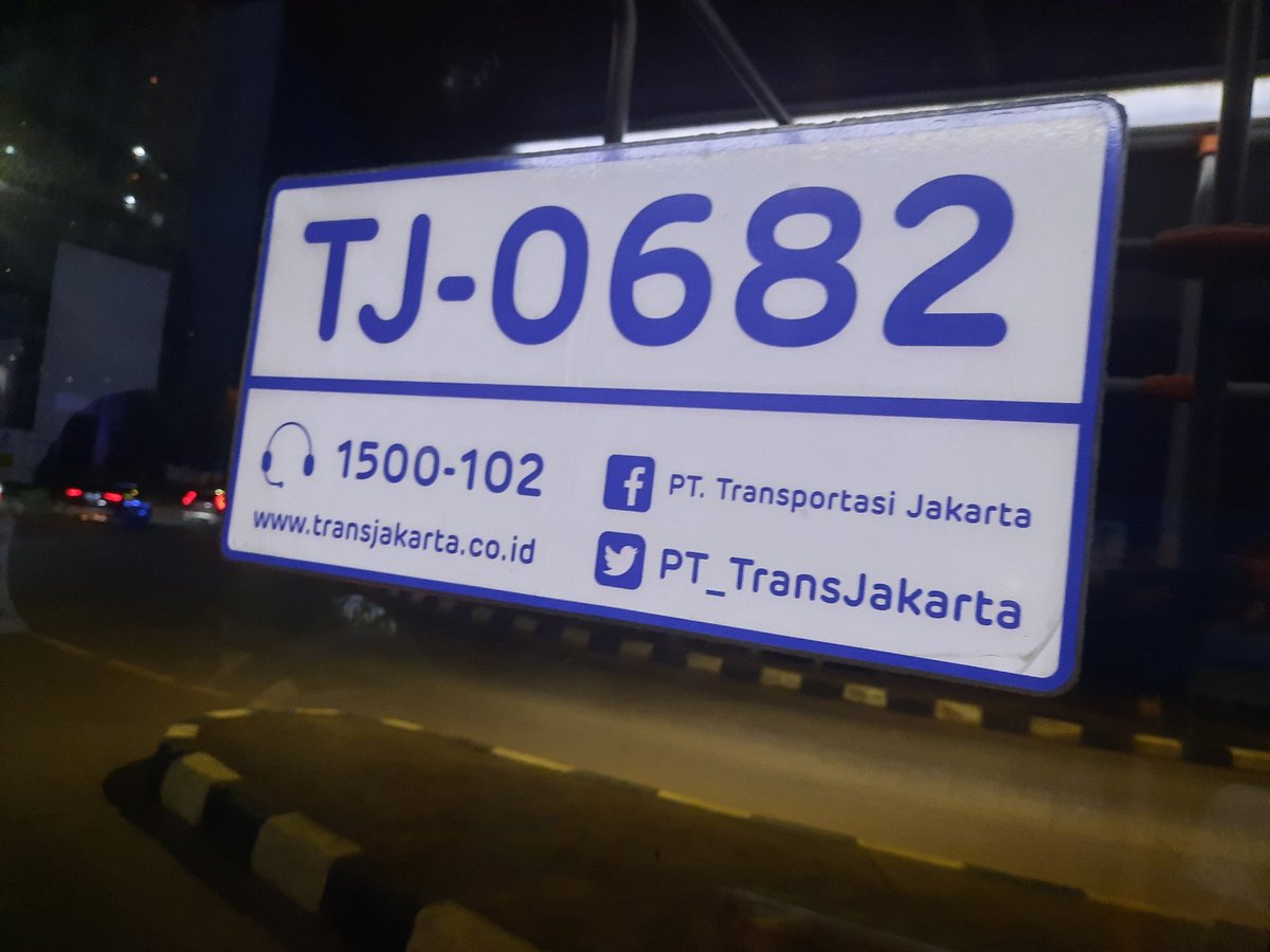 paramitAnindya's tweet photo. @PT_Transjakarta  Mohon lebih diperhatikan lagi kebersihannya. Ada kecoak di dalam bus. Sebetulnya cukup banyak di pinggir² dekat jendela dan di bawah kursi, tapi karna saya takut jadi hanya berhasil ambil 1 foto saja. https://t.co/6Zocx41OD4