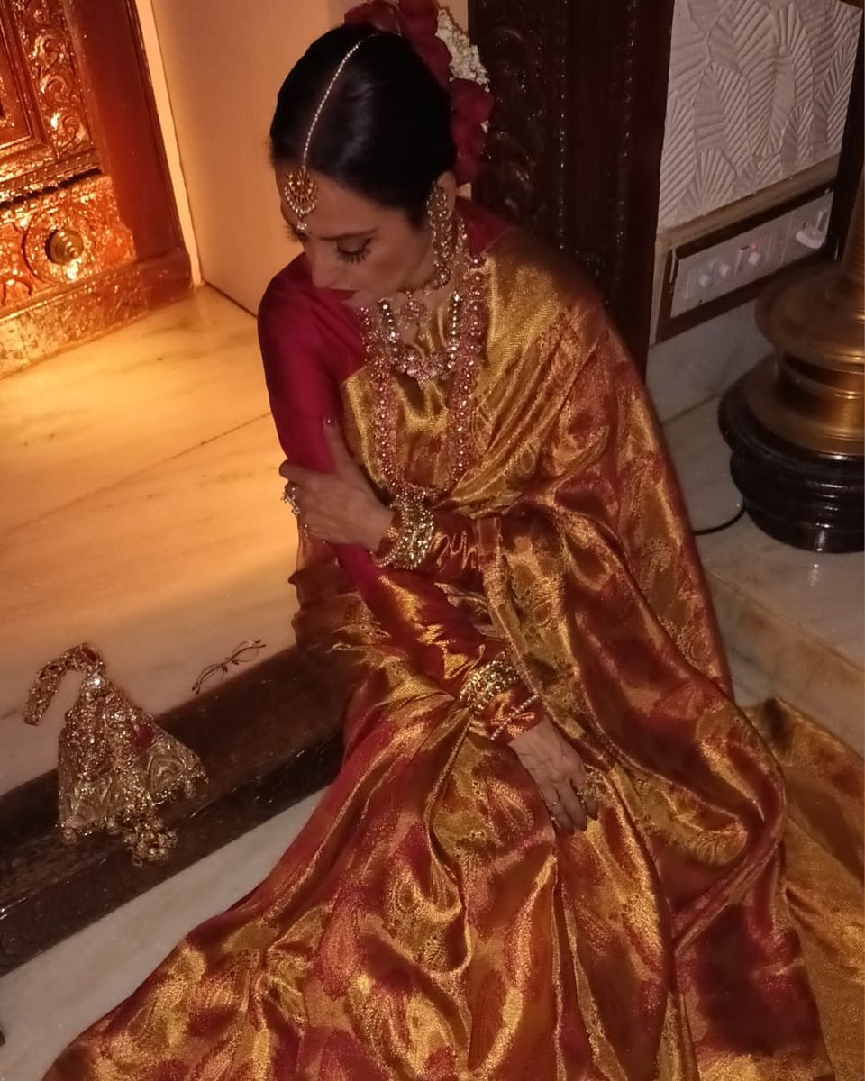 mid_day's tweet photo. Rekha: The epitome of grace and elegance, draped in timeless beauty.
#rekha #IconicRekha #SareeLove #LegendaryStyle #BollywoodElegance #EvergreenIcon #StyleInspiration #MiddayEntertainment https://t.co/yr5Zu9mubU