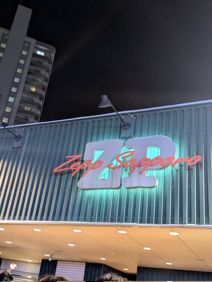 ezoshika_dr's tweet photo. 参戦させていただきました！幕が下りて姿を見た瞬間涙が出ました。歳でしょうか。
楽しそうに歌い踊り笑顔を向けてくれるaikoさんを見てまた泣く鹿　歳でしょうか。
アンコールで白パーカーを着ていたaikoさんは雪の妖精さんに見えました。可愛いほんまに。白も通販で頼んでてよかった……　#LLR10 https://t.co/1EutzJb15C