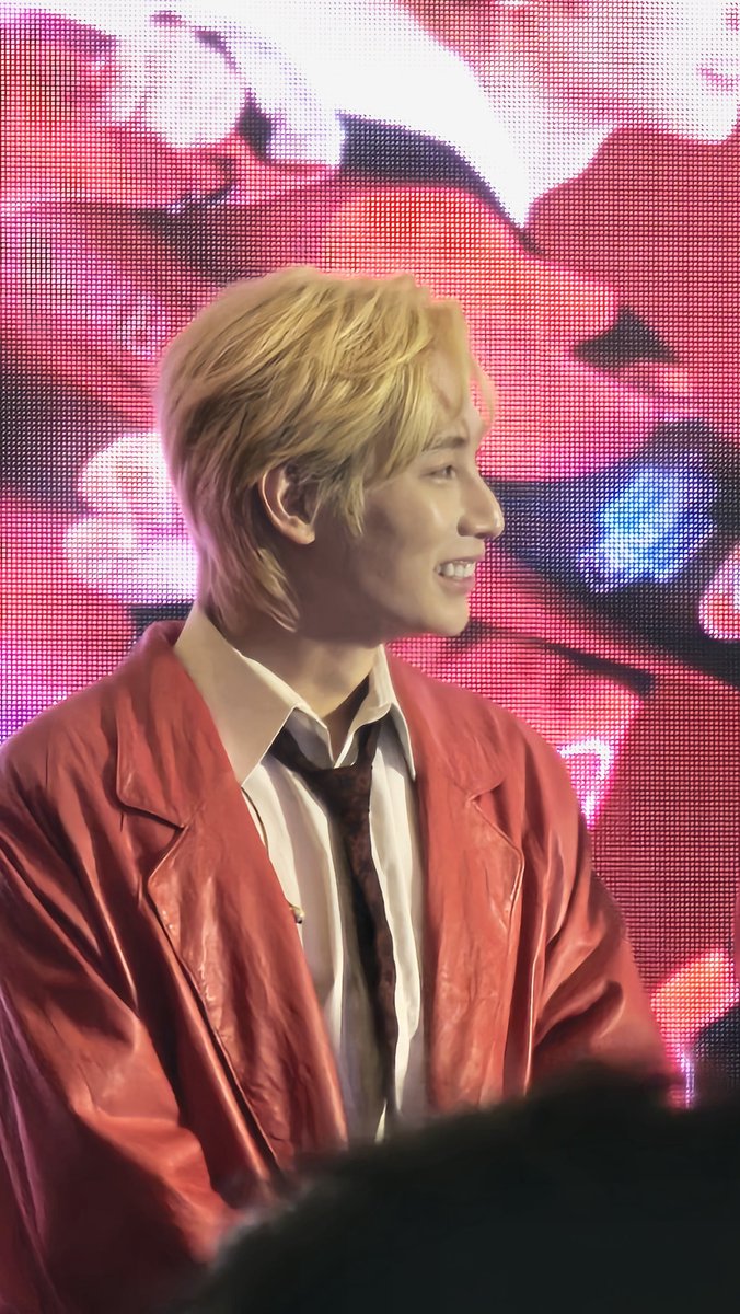 250118 our shining star 🌟 

#SKYE #IsaacVkm #邬凯名 #스카이 #아이젝