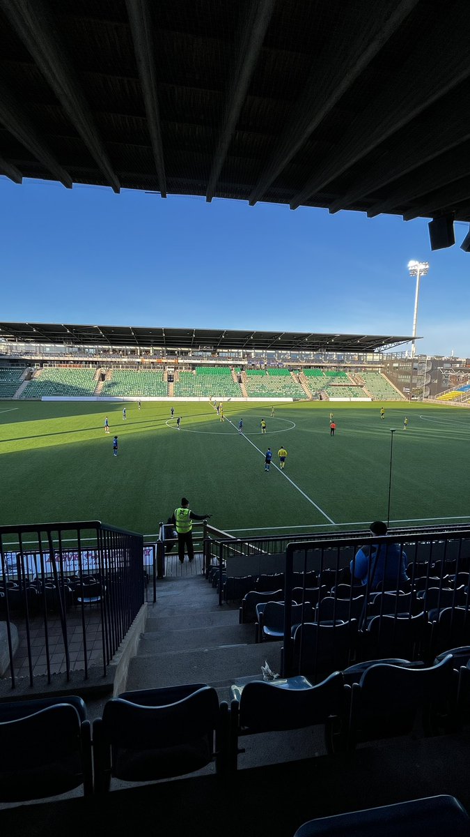 jkakonen's tweet image. 📍Turku, Kupittaa, Veritas Stadion. 
☀️ +5, aurinkoista ja vienoa luoteisen puoleista tuulta 7m/s. 

Futiskausi kukkeimmillaan, kun #FCInter2 ottaa mittaa raumalaisista. Kylään on saapunut #PalloIirot harjoitusottelun merkeissä #Ykkönen #Kakkonen