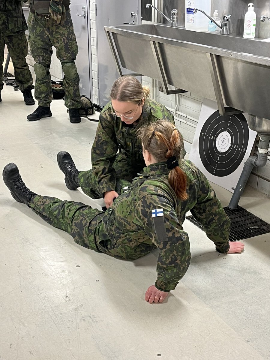 CapaPietilainen's tweet photo. Sotilaspoliisi peruskurssi 1 ja taisteluensiapu-rasti käynnissä @MPKoulutus Etelä-Suomen maanpuolustuspiirin koulutuksessa. Yli 150 koulutettavaa eri kursseilla Santahaminassa. #esmpp @reservilaiset @reserviupseeri @RyMpkl @Valmiusliitto https://t.co/Y04gZbeHEU