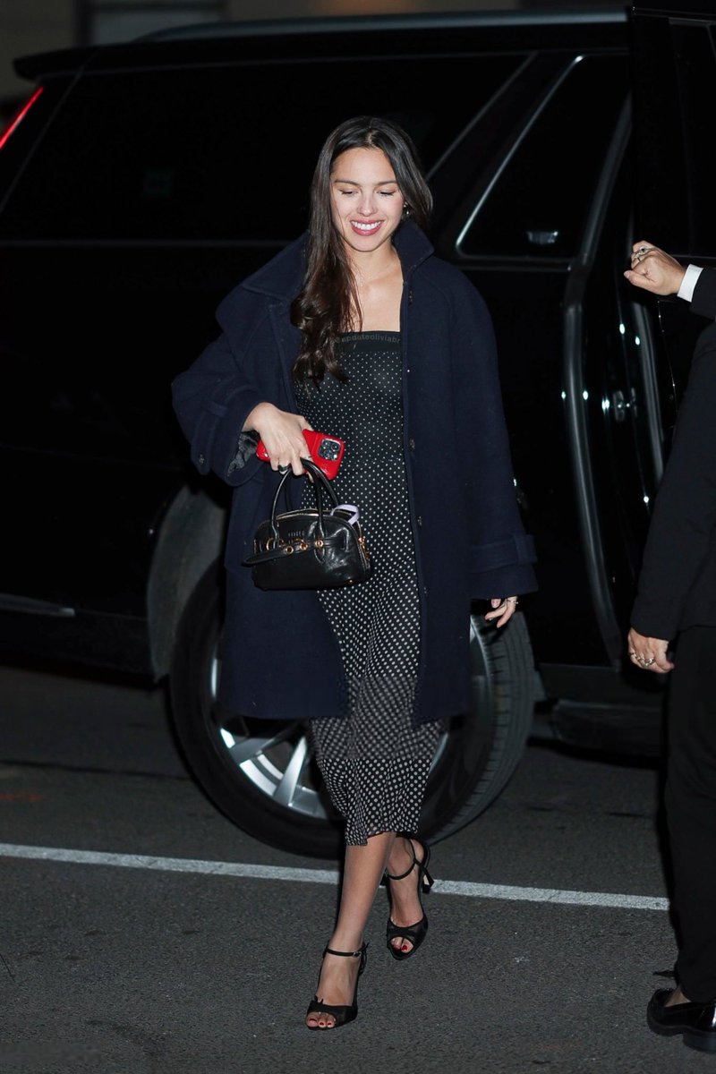 LINDA! Olivia Rodrigo foi vista na noite de ontem, em Nova York. 🖤