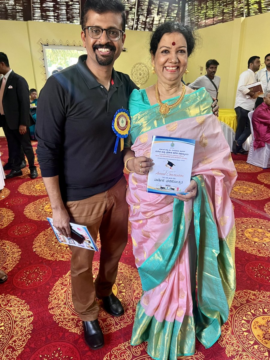 HarishNagaraju_'s tweet image. ನಮ್ಮ ಗಿರಿಜಮ್ಮ ಈಗ ಡಾಕ್ಟರ್ ಗಿರಿಜಮ್ಮ. ಕರ್ನಾಟಕ ರಾಜ್ಯ ಡಾ.ಗಂಗೂಬಾಯಿ ಹಾನಗಲ್ ಸಂಗೀತ ಮತ್ತು ಪ್ರದರ್ಶಕ ಕಲೆಗಳ ವಿಶ್ವ ವಿದ್ಯಾಲಯ, ಹಿರಿಯ ಕಲಾವಿದೆ ಗಿರಿಜಾ ಲೊಕೇಶ್ ಅವರಿಗೆ ಗೌರವ ಡಾಕ್ಟರೇಟ್ ಪ್ರದಾನ ಮಾಡಿದ್ದಾರೆ ಅಭಿನಂದನೆಗಳು ಗಿರಿಜಮ್ಮ❤️🙏🏻 
@srujanlokesh
#anchorharishnagaraju #girijalokesh #doctorate #srujanlokesh