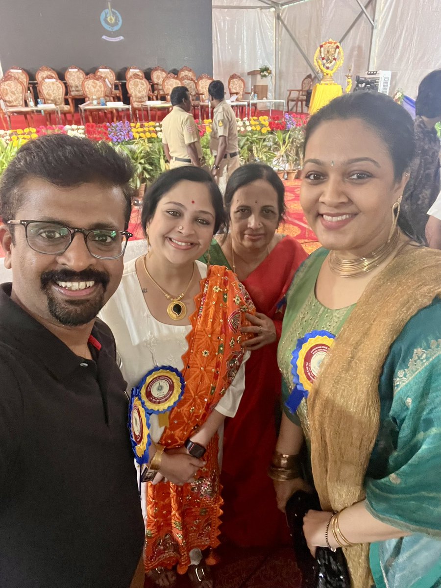 HarishNagaraju_'s tweet image. ನಮ್ಮ ಗಿರಿಜಮ್ಮ ಈಗ ಡಾಕ್ಟರ್ ಗಿರಿಜಮ್ಮ. ಕರ್ನಾಟಕ ರಾಜ್ಯ ಡಾ.ಗಂಗೂಬಾಯಿ ಹಾನಗಲ್ ಸಂಗೀತ ಮತ್ತು ಪ್ರದರ್ಶಕ ಕಲೆಗಳ ವಿಶ್ವ ವಿದ್ಯಾಲಯ, ಹಿರಿಯ ಕಲಾವಿದೆ ಗಿರಿಜಾ ಲೊಕೇಶ್ ಅವರಿಗೆ ಗೌರವ ಡಾಕ್ಟರೇಟ್ ಪ್ರದಾನ ಮಾಡಿದ್ದಾರೆ ಅಭಿನಂದನೆಗಳು ಗಿರಿಜಮ್ಮ❤️🙏🏻 
@srujanlokesh
#anchorharishnagaraju #girijalokesh #doctorate #srujanlokesh