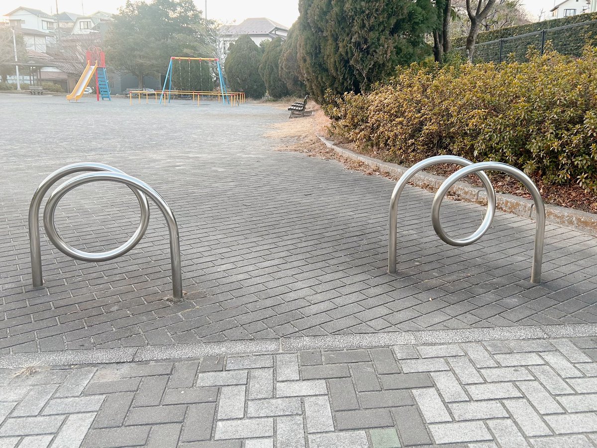 kickFLAG's tweet photo. 公園の入口にあったぐるぐる巻きの車止め https://t.co/YLAQNhgKp3