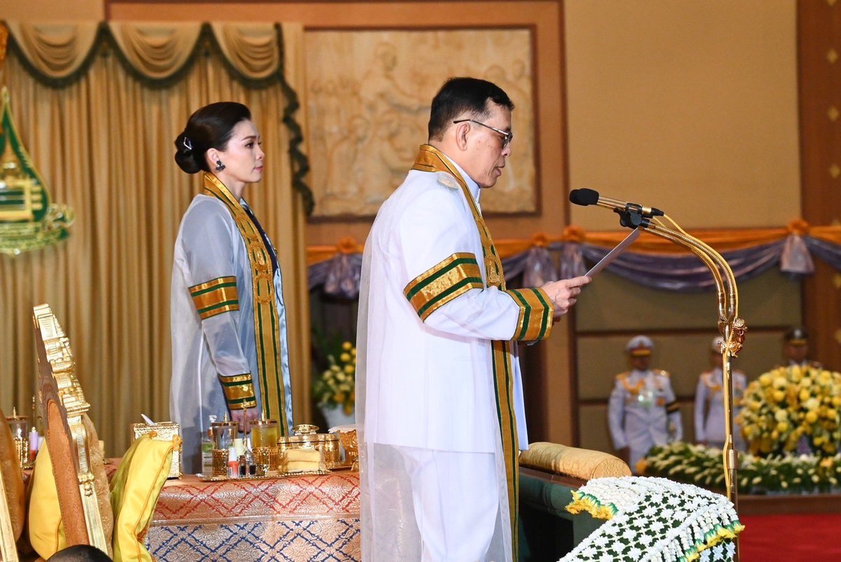 phralan's tweet photo. วันนี้ เวลา ๑๗.๕๓ น. พระบาทสมเด็จพระเจ้าอยู่หัว และสมเด็จพระนางเจ้า ฯ พระบรมราชินี เสด็จพระราชดำเนินไปพระราชทานปริญญาบัตรแก่ผู้สำเร็จการศึกษาจากมหาวิทยาลัยสุโขทัยธรรมาธิราช ประจำปีการศึกษา ๒๕๖๕ ณ อาคารอเนกนิทัศน์ มหาวิทยาลัยสุโขทัยธรรมาธิราช อำเภอปากเกร็ด จังหวัดนนทบุรี https://t.co/wezGGElgwg
