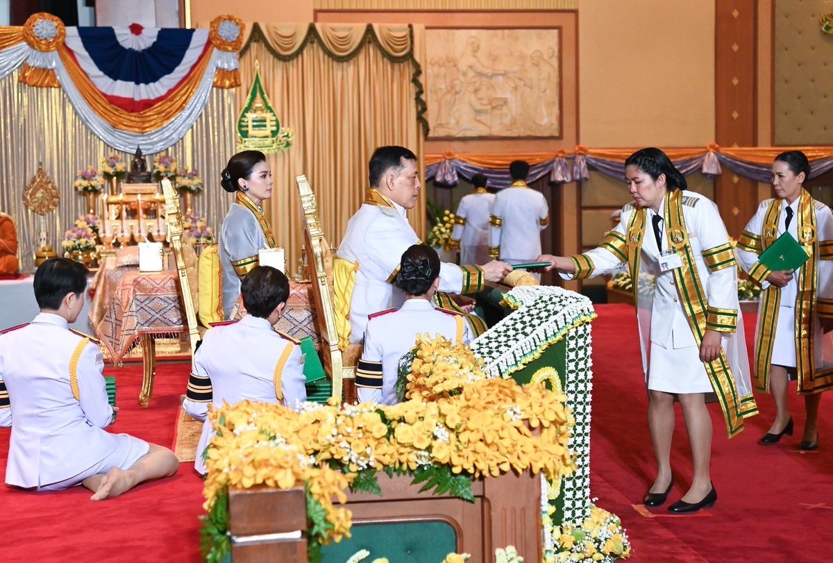 phralan's tweet photo. วันนี้ เวลา ๑๗.๕๓ น. พระบาทสมเด็จพระเจ้าอยู่หัว และสมเด็จพระนางเจ้า ฯ พระบรมราชินี เสด็จพระราชดำเนินไปพระราชทานปริญญาบัตรแก่ผู้สำเร็จการศึกษาจากมหาวิทยาลัยสุโขทัยธรรมาธิราช ประจำปีการศึกษา ๒๕๖๕ ณ อาคารอเนกนิทัศน์ มหาวิทยาลัยสุโขทัยธรรมาธิราช อำเภอปากเกร็ด จังหวัดนนทบุรี https://t.co/wezGGElgwg