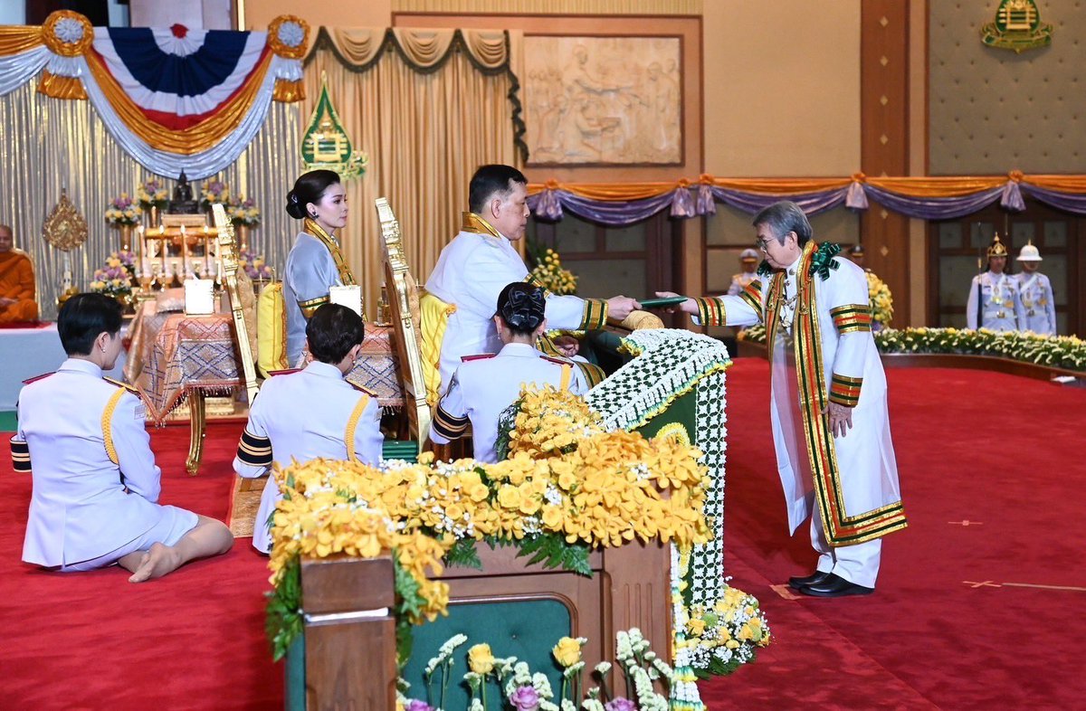 วันนี้ เวลา ๑๗.๕๓ น. พระบาทสมเด็จพระเจ้าอยู่หัว และสมเด็จพระนางเจ้า ฯ พระบรมราชินี เสด็จพระราชดำเนินไปพระราชทานปริญญาบัตรแก่ผู้สำเร็จการศึกษาจากมหาวิทยาลัยสุโขทัยธรรมาธิราช ประจำปีการศึกษา ๒๕๖๕ ณ อาคารอเนกนิทัศน์ มหาวิทยาลัยสุโขทัยธรรมาธิราช อำเภอปากเกร็ด จังหวัดนนทบุรี