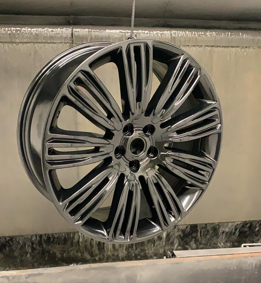 Gloss Black for this Range Rover wheel 🖤

Your wheels, our passion