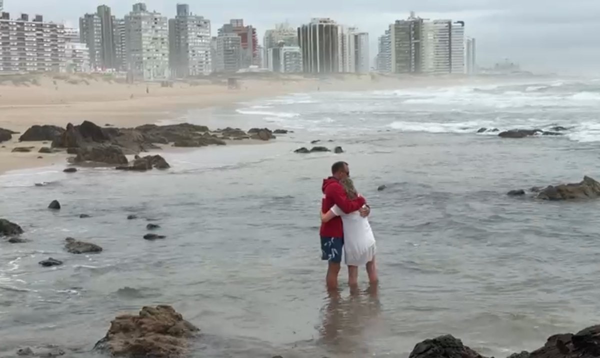 emekavoces's tweet photo. #FrancoToro #PlayaLosDedos Estuve en esta ceremonia de despedida porque el equipo de Guardavidas y Gabriela, la mamá del joven argentino Franco Toro, me invitaron para que hoy los acompañara. Hoy en #PuntaDelEste, en la misma playa donde desapareció Franco, su mamá Gabriela, sus hermanas, la novia y amigos arrojaron al mar las cenizas del héroe de Bahía Blanca a la misma hora del triste hecho del 1ero de Enero. Fue un momento muy conmovedor para todos los que participamos y en mi caso, documenté a pedido de la mamá este momento. QEPD Franco y mucha paz a Gabriela, su mamá y a toda su familia.