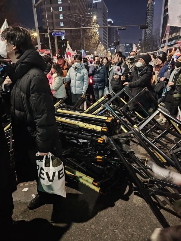 minjoo_hongtae's tweet image. 윤석열 지지자들이 행진을 하면서 도로의 구조물들을 모두 파손시키고 있습니다.

이런 무질서를 두고 봐야 합니까?