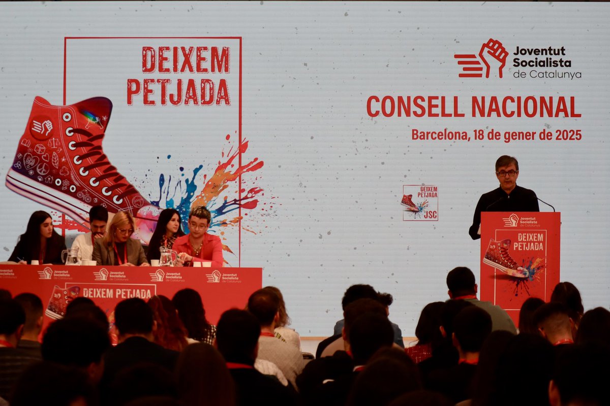socialistes_cat's tweet photo. “La democràcia s’està posant a prova. Ho veiem a través de les xarxes socials, la polarització política i dels líders polítics que exalten els discursos d’odi. Però la democràcia no se salvarà sola, ens necessita a tots i totes. Sobretot al jovent, que juga un paper clau en la democràcia del futur.”

🌹 Gràcies per convidar-nos al vostre Consell Nacional, companys i companyes de @jsccatalunya!