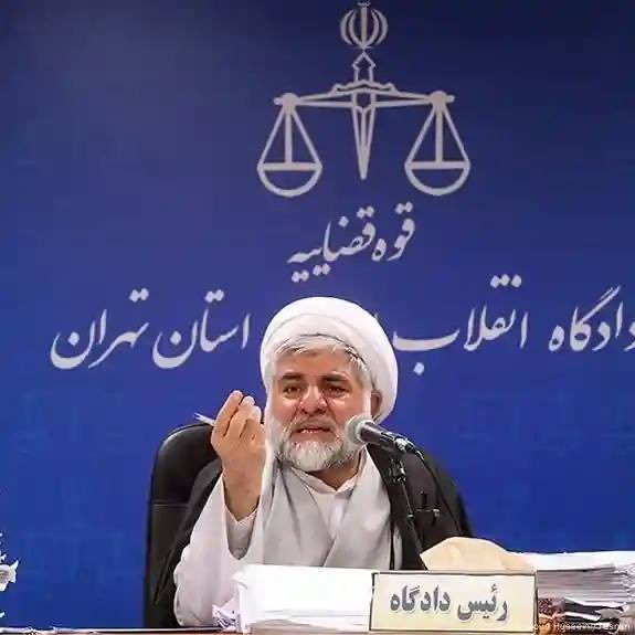 اگرچه با هر گونه خشونت مخالفم، خبر کشته شدن مقیسه یادآور رفتارهای وکیل‌ستیزانه و پرخاشگرانه او در دادگاه انقلاب است. فخاشی، پرتاب اجسام و تحقیر متهمان ابزار کار کسی بود که قضاوت را غصب کرده بود.
#قاضی_مقیسه #دادگاه_انقلاب #نقض_حقوق_بشر