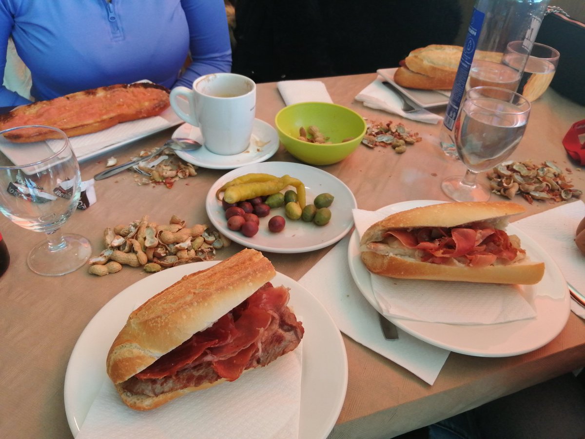 No se puede decir que no cuando una Valenciana te invita a esmozar. #ADSLValenciano