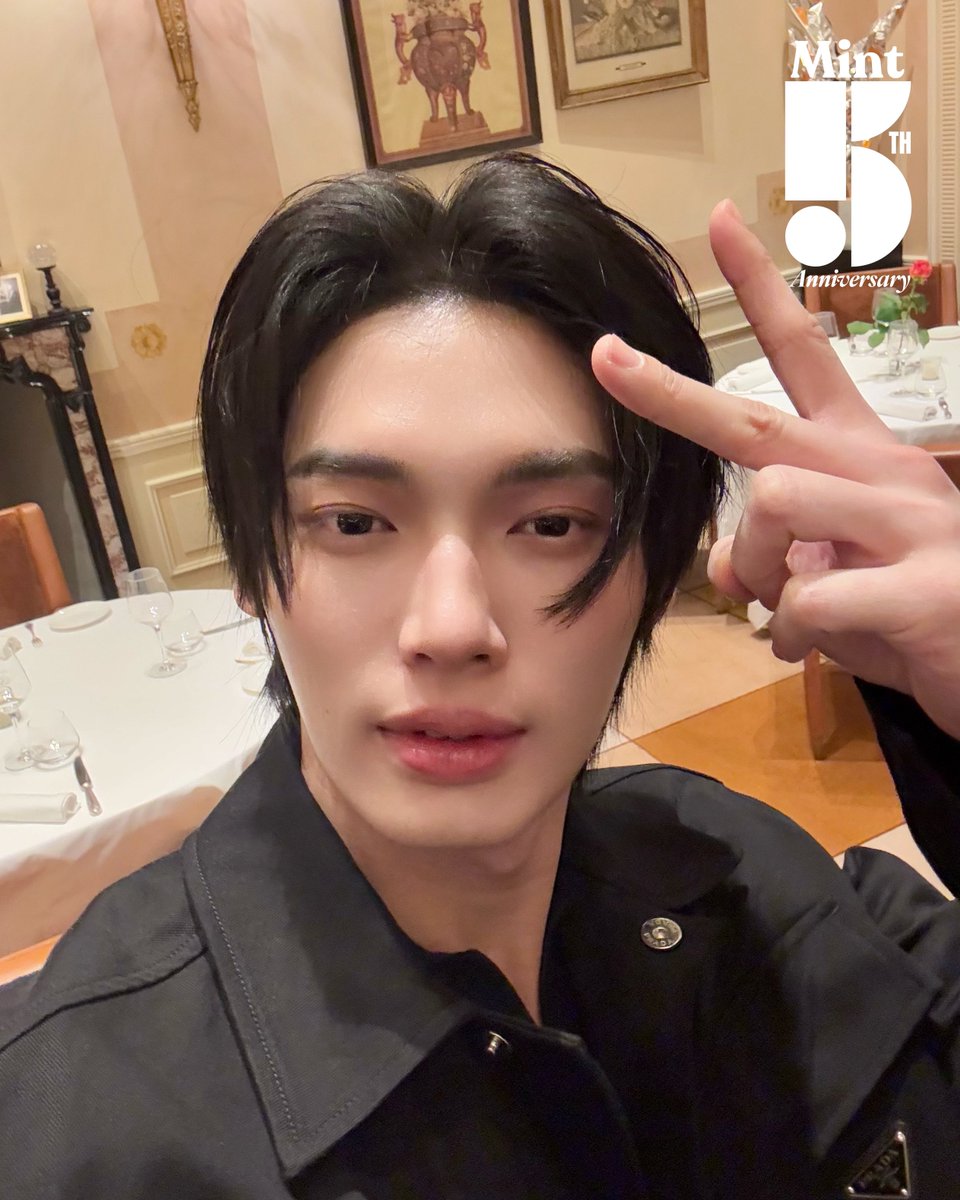 ละลายละ! #MintReports ส่งภาพเซลฟี่ของหนุ่ม #วินเมธวิน  Prada Ambassador มาให้ชมกันในคืนนี้ ก่อนที่จะไปเจอความหล่อกันต่อในแฟชั่นโชว์  Prada Fall Winter 2025 Menswear ในวันที่ 19 มกราคมนี้ เวลา 20:00 น. ตามเวลาไทย จะมาเท่ขนาดไหน แฟนๆ รอดูกันได้เลย 💚

WIN MFWFW25 IS CALLING