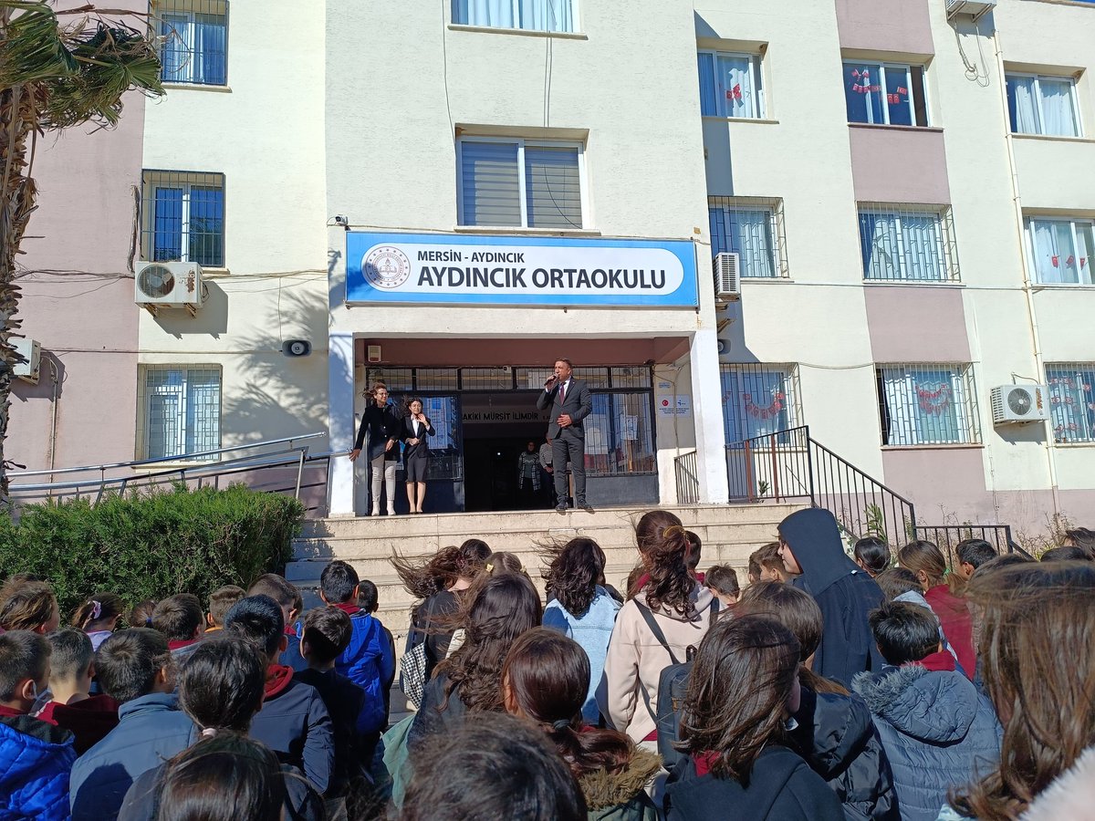 aydincikmem's tweet photo. İlçe Milli Eğitim Müdürümüz Sn.Erhan SARI, Şube Müdürlerimizle birlikte Aydıncık Ortaokulu'nda düzenlenen Karne Törenine katılım sağladılar. Sevgili öğrencilerimizin heyecanına ortak olarak, Şubeler bazında 5.6.7. ve 8. Sınıflarda Dönem Birincilerine ödüllerini takdim ettiler. https://t.co/xuwnuE7Plu