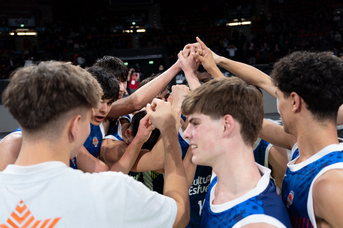 LAlqueriaVBC's tweet photo. 🍊⛹️ 𝐂𝐀𝐍𝐓𝐄𝐑𝐀

🧡 EQUIPO 🧡
🍊 FAMILIA 🍊

#AdidasNGT  

📸 @euroleague https://t.co/LrZl0aGgEk