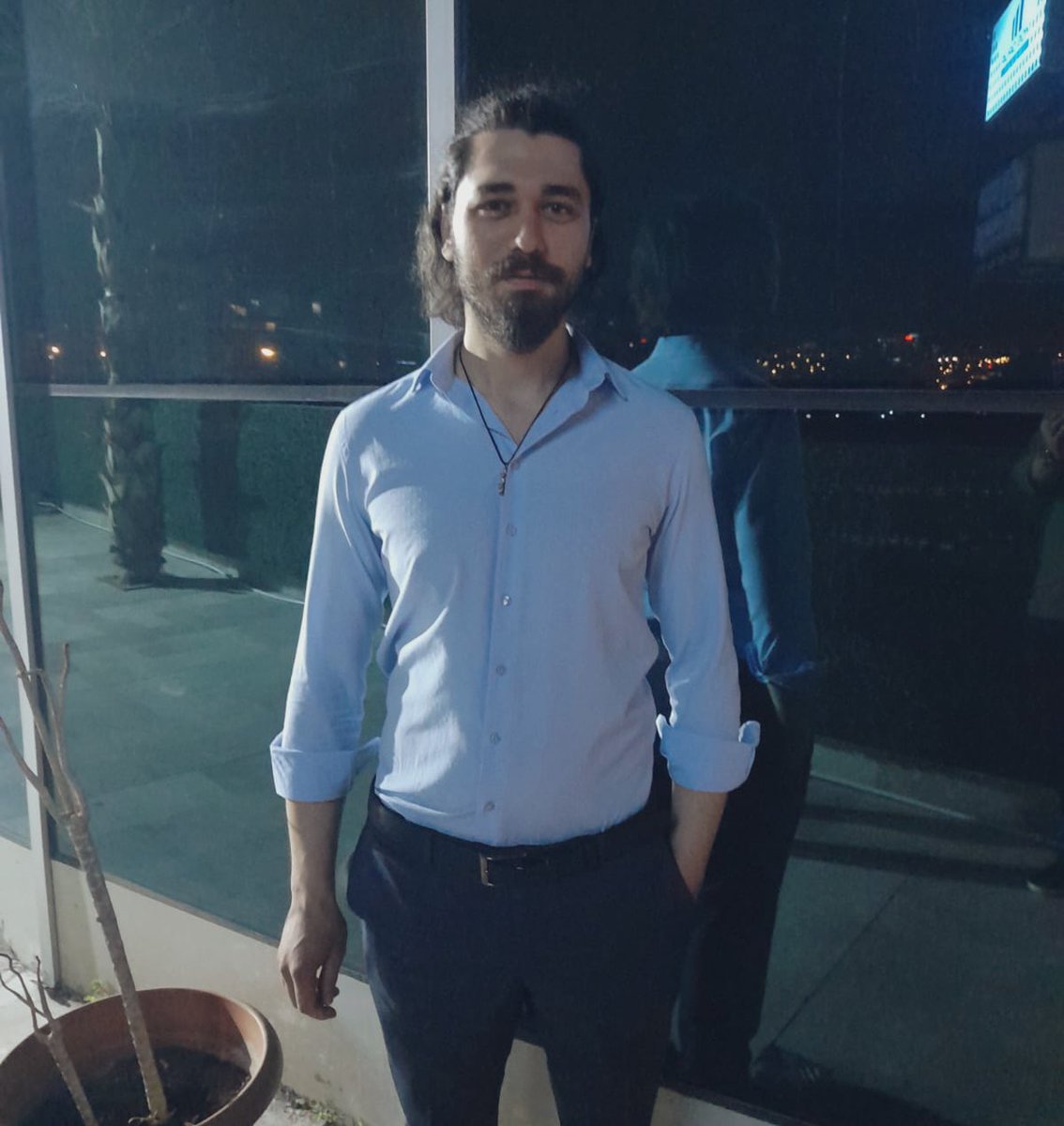 Berna Özgül (@bernzgl94) on Twitter photo Fotoğrafta gördüğünüz kişi abim Samet Özgül. 
Gazi Üniversitesi öğrencisi ve motokurye olarak çalışan Samet, 5 Kasım 2022’de Ankara’da trafikte uyardığı üç kişi tarafından darp edilip boğazından bıçaklanarak katledildi. 
Sabıkalarında uyuşturucu dahil 20 ayrı suç olan iki kişi Fotoğrafta gördüğünüz kişi abim Samet Özgül. 
Gazi Üniversitesi öğrencisi ve motokurye olarak çalışan Samet, 5 Kasım 2022’de Ankara’da trafikte uyardığı üç kişi tarafından darp edilip boğazından bıçaklanarak katledildi. 
Sabıkalarında uyuşturucu dahil 20 ayrı suç olan iki kişi