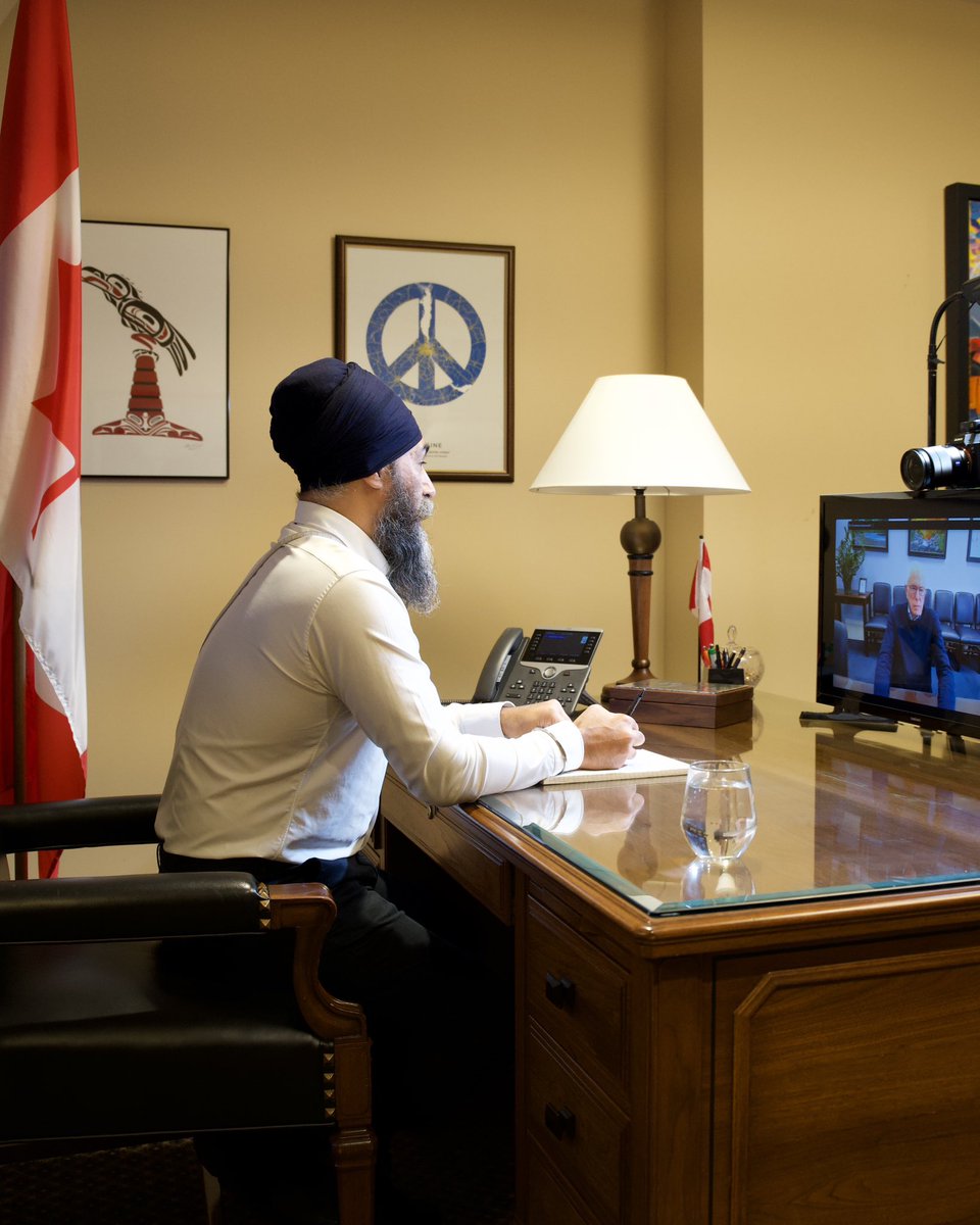 Bernie Sanders is a friend and ally to Canadians.

We both agree: Trump is focused on tax breaks for corporations and billionaires, but his policies will hurt working class people. 

Today, more than ever, Canadian and American workers must unite to fight back.