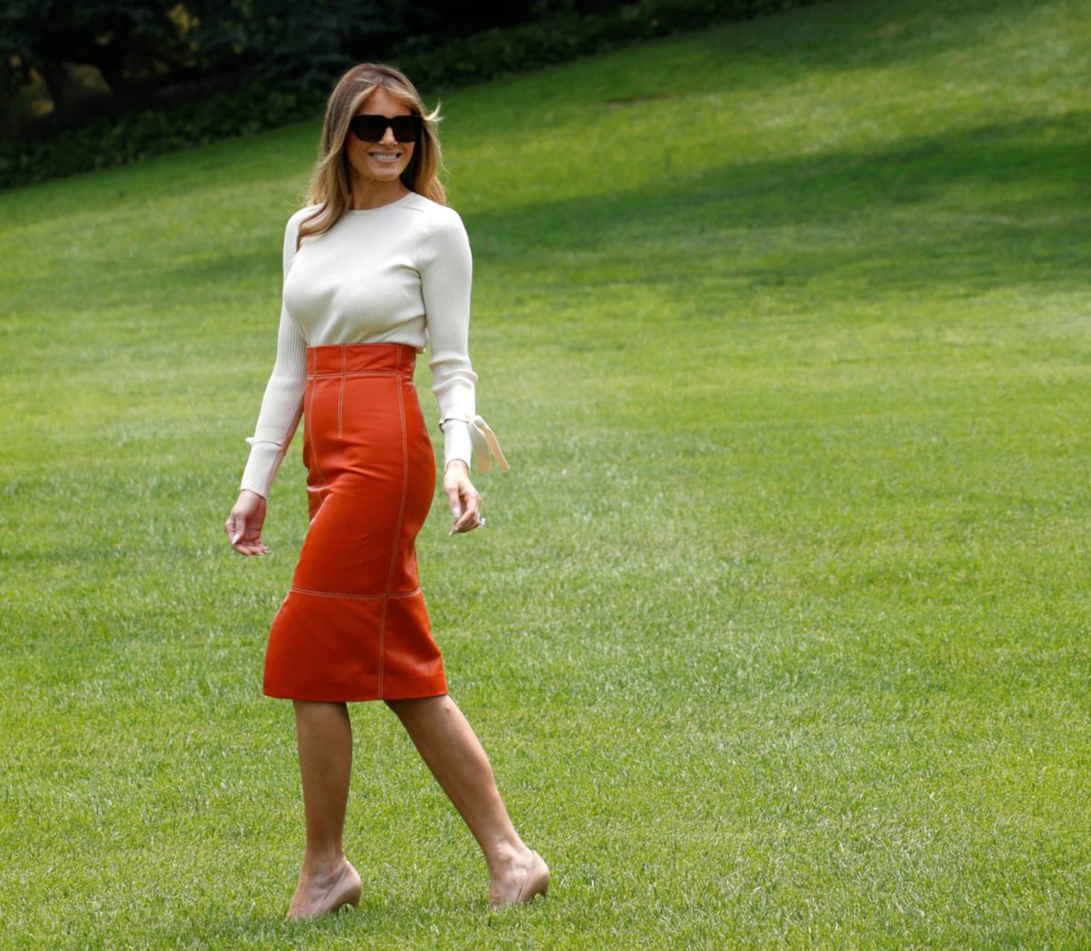 Today we celebrate our new FLOTUS that seriously might have the most banging body of any First Lady 😂 
I love how this simple, modest outfit highlights her great figure! #MELANIA