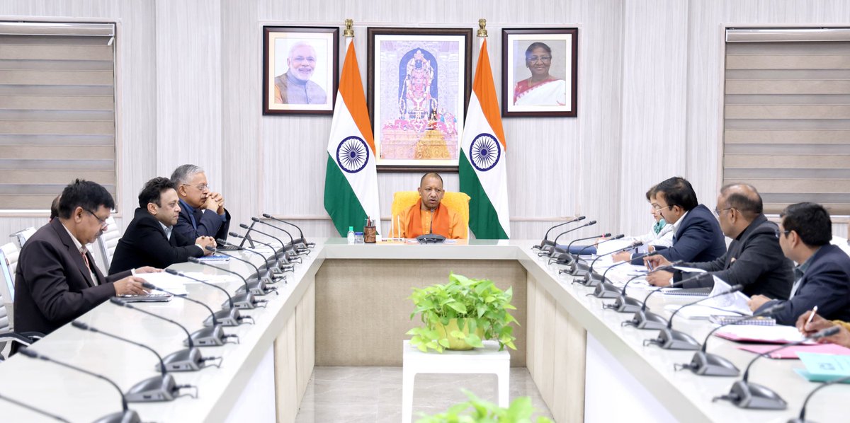 CMOfficeUP's tweet photo. #UPCM @myogiadityanath ने जनपद लखनऊ स्थित सरकारी आवास पर पशुपालन विभाग के अधिकारियों के साथ बैठक की। मुख्यमंत्री जी ने गोवंश के लिए हरे चारे की अधिकाधिक उपलब्धता के लिए किसानों को प्रेरित किए जाने के निर्देश दिए। 

उन्होंने कहा कि किसानों को प्रेरित करने के लिए गोष्ठियों का आयोजन किया जाए। किसानों से हरा चारा खरीदकर गोशालाओं को उपलब्ध कराया जाए, इससे किसानों की आय में वृद्धि भी होगी।
