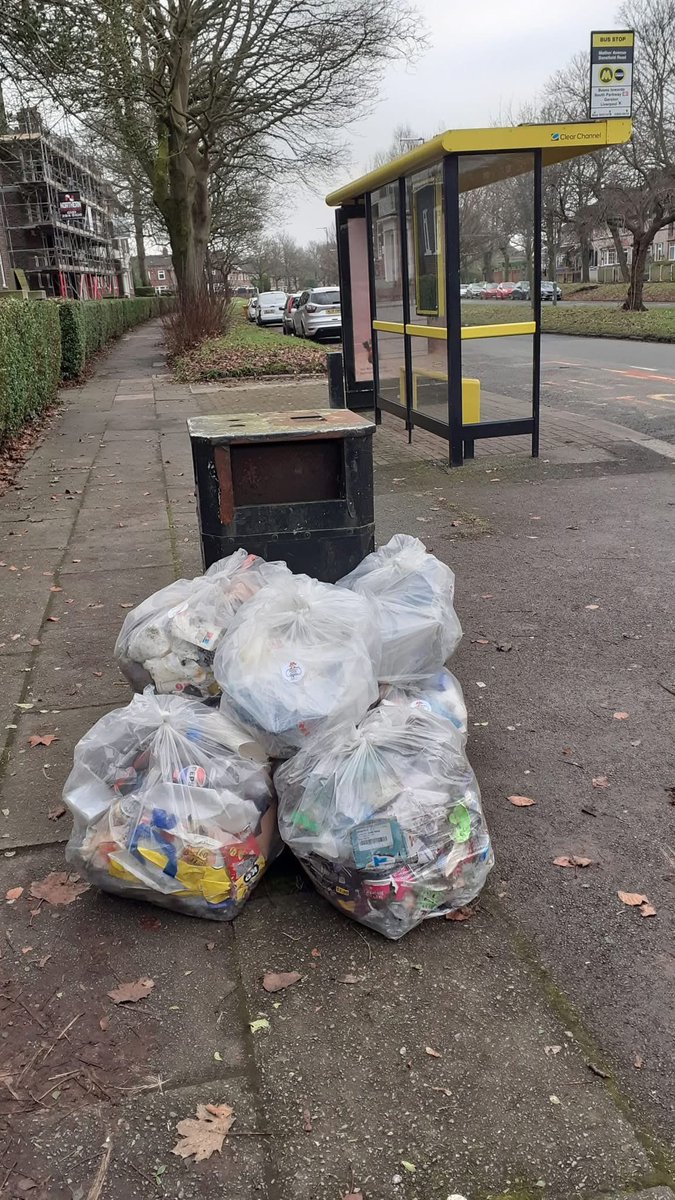PennyLnWombles's tweet image. Aileen did her first womble of the year - look at all this 

6 bags of litter 
20 laughing gas canisters 

#litterpicking #cleanup #litter #pennylane #liverpool #lovewhereyoulive #cleaning #flytipping #thebeatles #ynwa #efc