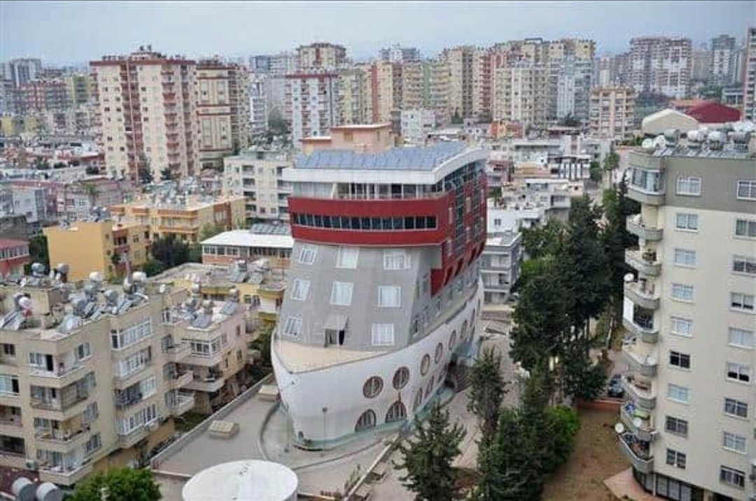 Mersin de gemi şeklinde ilginç bir yurt...