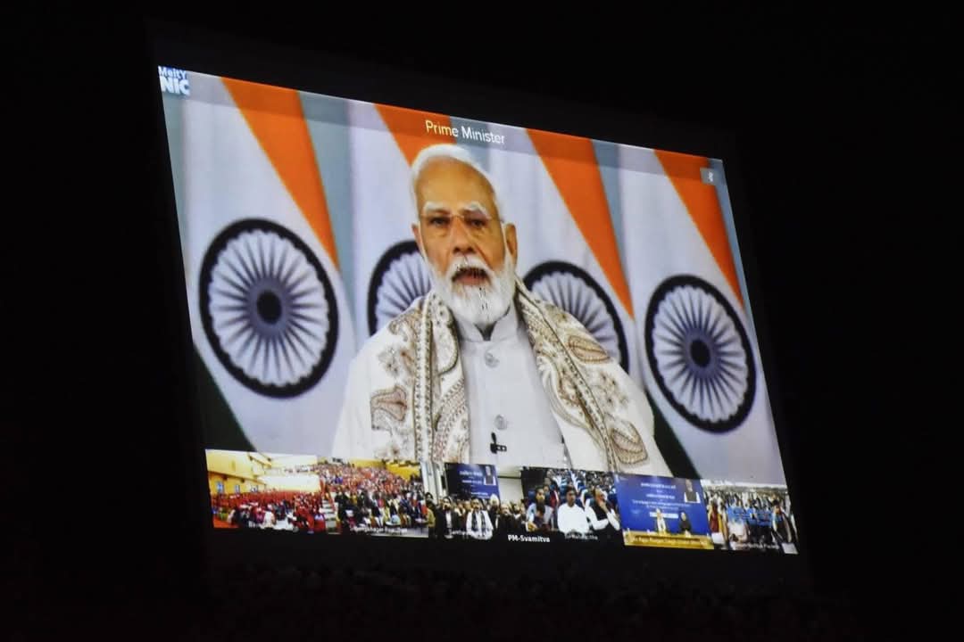 sdmpalanpur's tweet photo. આજરોજ માન.વડાપ્રધાનશ્રી દ્વારા સ્વામિત્વ યોજના અંતર્ગત દેશભરના ૫૦ હજાર ગામડા��ના કુલ ૫૮ લાખ જેટલા પ્રોપર્ટીકાર્ડનું ઈ-વિતરણ અને લાભાર્થીઓ સાથે સંવાદ સાધ્યો હતો, જે અંતર્ગત પાલનપુર ખાતે વિધાનસભાના માન.અધ્યક્ષશ્રી શંકરભાઇ ચૌધરીની અધ્યક્ષતામાં પ્રોપર્ટીકાર્ડ વિતરણ કરવામાં આવ્યાં. https://t.co/KcRvqpeNNY