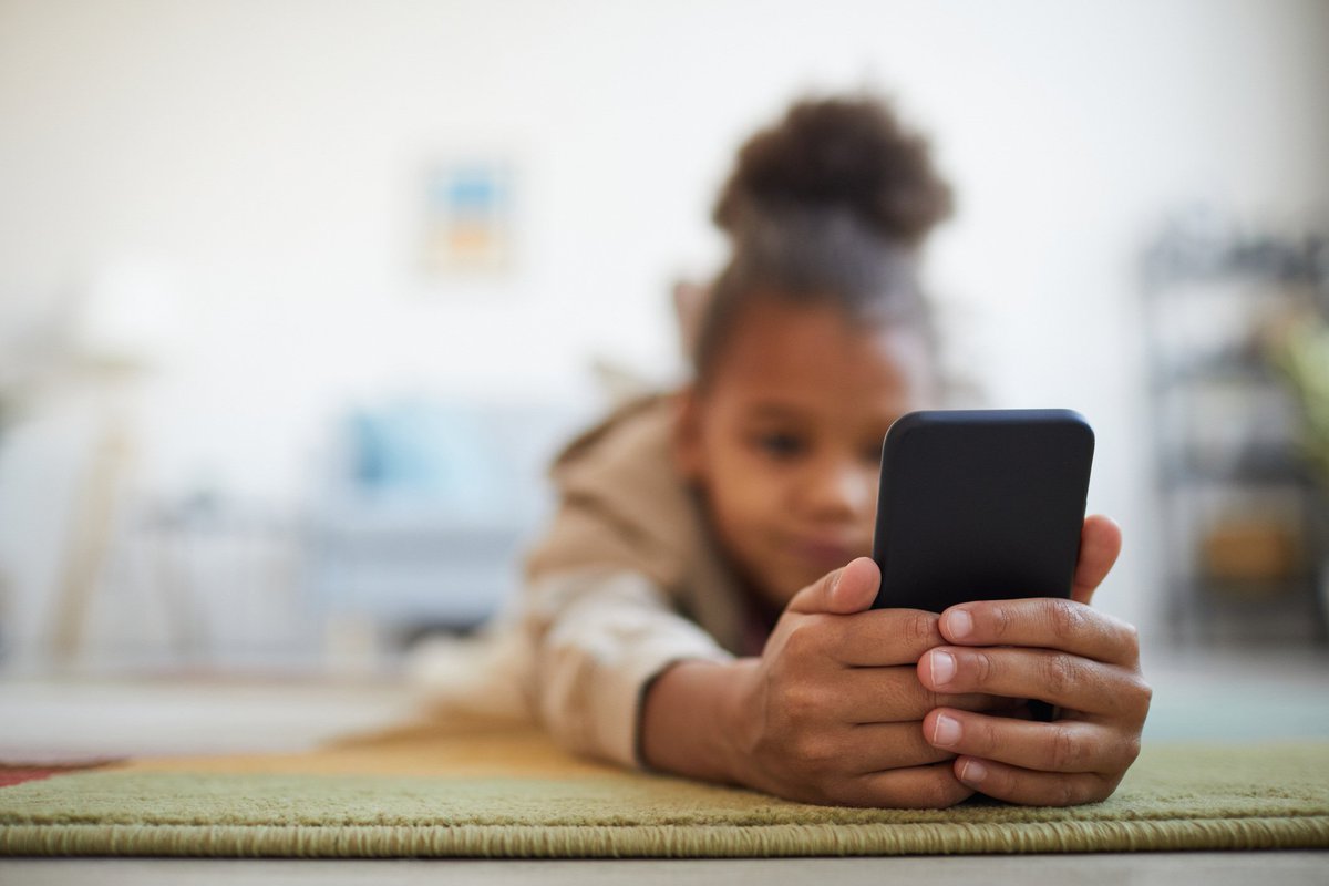 🎉 📱 First phone? Big moment for kids and parents! 

Here’s how to make it smooth and safe:
✅ Talk about screen time limits.
✅ Set rules for sharing info and pictures.
✅ Use parental controls for safety.

Learn more from <a href="/FTC/">FTC</a>: hubs.ly/Q0322LKz0