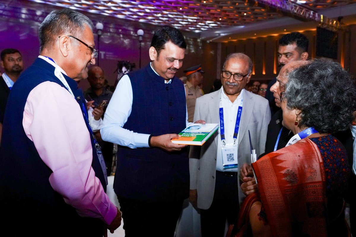 LokmatTimes_ngp's tweet image. #Maharashtra CM Devendra Fadnavis emphasizes technology's role in transforming healthcare, agriculture, and rural development, making human life easier. He envisions #Mumbai as a fintech and data center hub. #TechForDevelopment #Fintech #RuralDevelopment