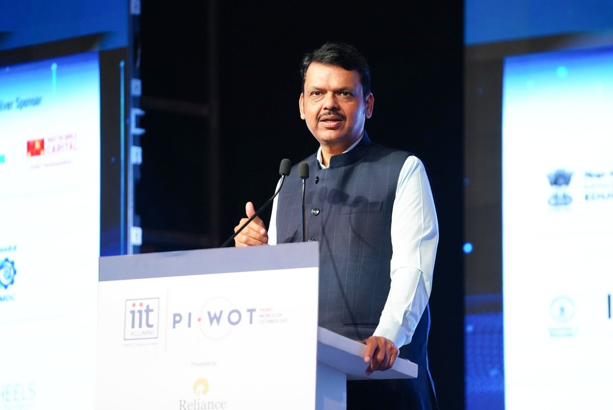 LokmatTimes_ngp's tweet image. #Maharashtra CM Devendra Fadnavis emphasizes technology's role in transforming healthcare, agriculture, and rural development, making human life easier. He envisions #Mumbai as a fintech and data center hub. #TechForDevelopment #Fintech #RuralDevelopment