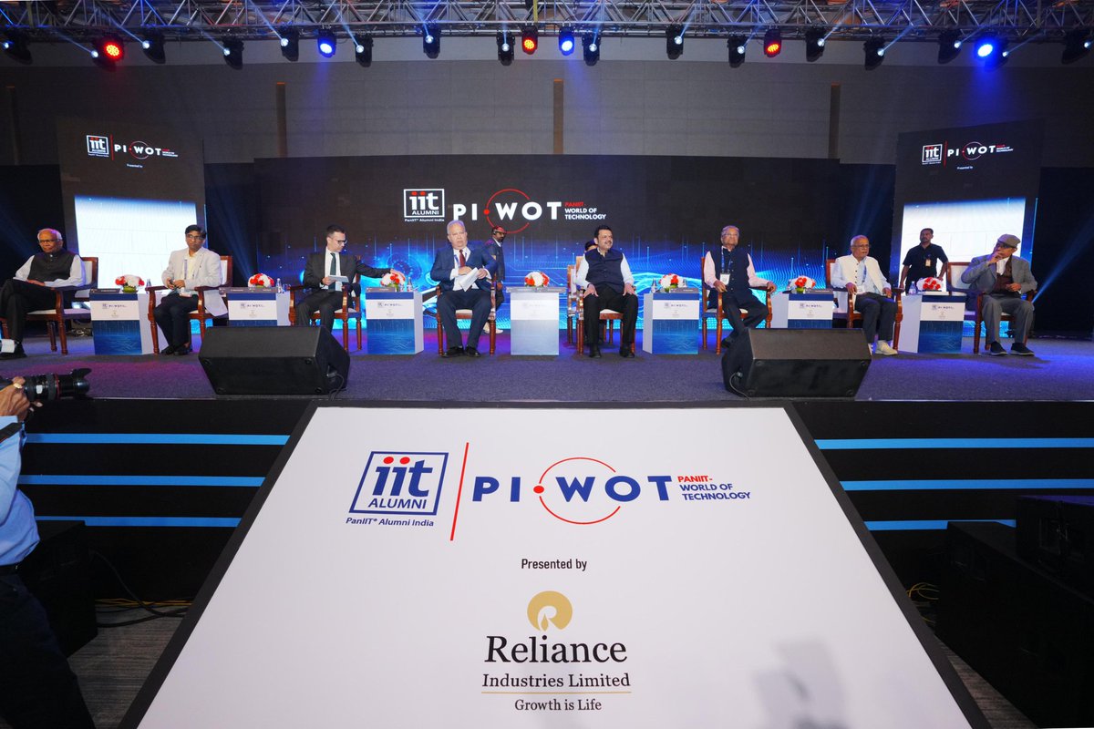 LokmatTimes_ngp's tweet image. #Maharashtra CM Devendra Fadnavis emphasizes technology's role in transforming healthcare, agriculture, and rural development, making human life easier. He envisions #Mumbai as a fintech and data center hub. #TechForDevelopment #Fintech #RuralDevelopment