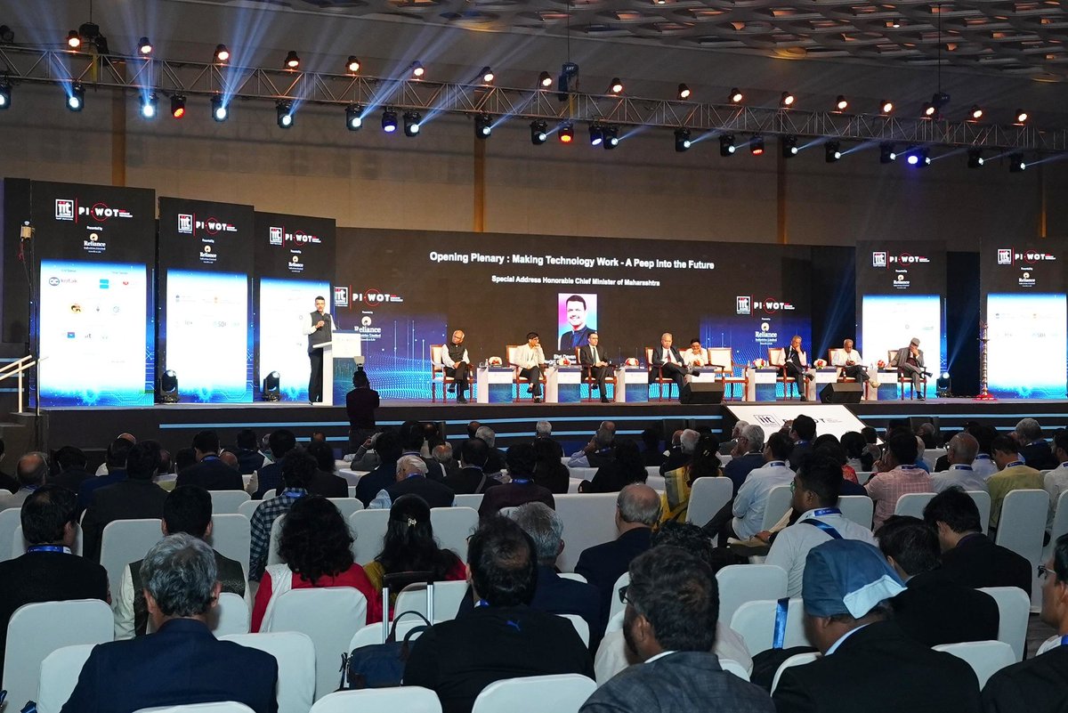 LokmatTimes_ngp's tweet image. #Maharashtra CM Devendra Fadnavis emphasizes technology's role in transforming healthcare, agriculture, and rural development, making human life easier. He envisions #Mumbai as a fintech and data center hub. #TechForDevelopment #Fintech #RuralDevelopment