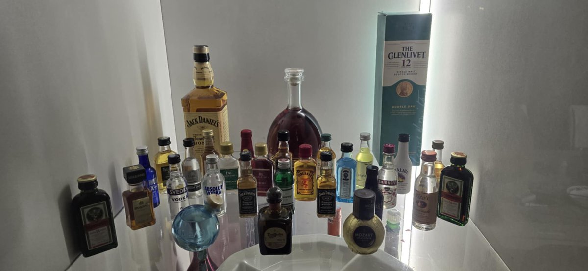 Надад улаан нь ч бий, цагаан нь ч бий гэдэг билүү...