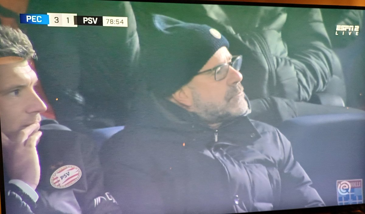 Sportfanoat's tweet image. Het schijnt dat deze man van mooi voetbal houdt toch? 🤣🤡 #pecpsv