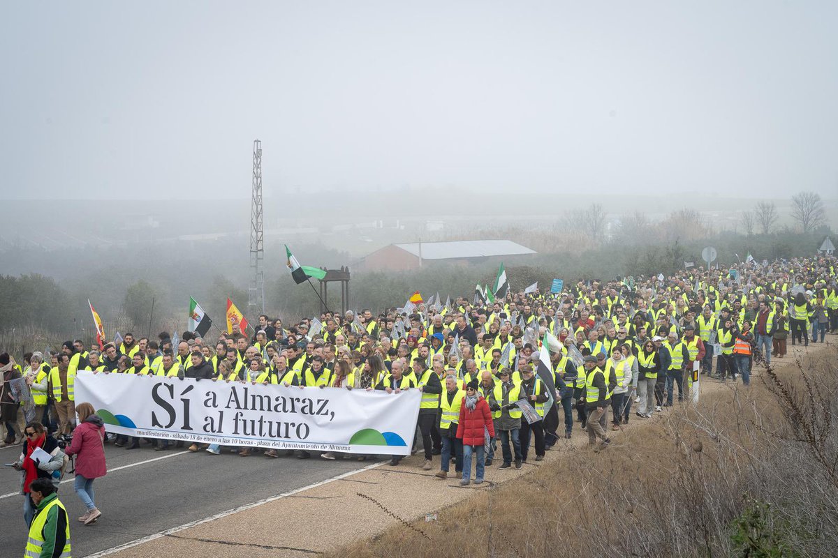 #Almaraz + de 10.000 personas contra el cierre de la central nuclear. Ni un solo insulto, solo educación, sensatez y ganas de seguir prosperando. Extremadura es  🔝