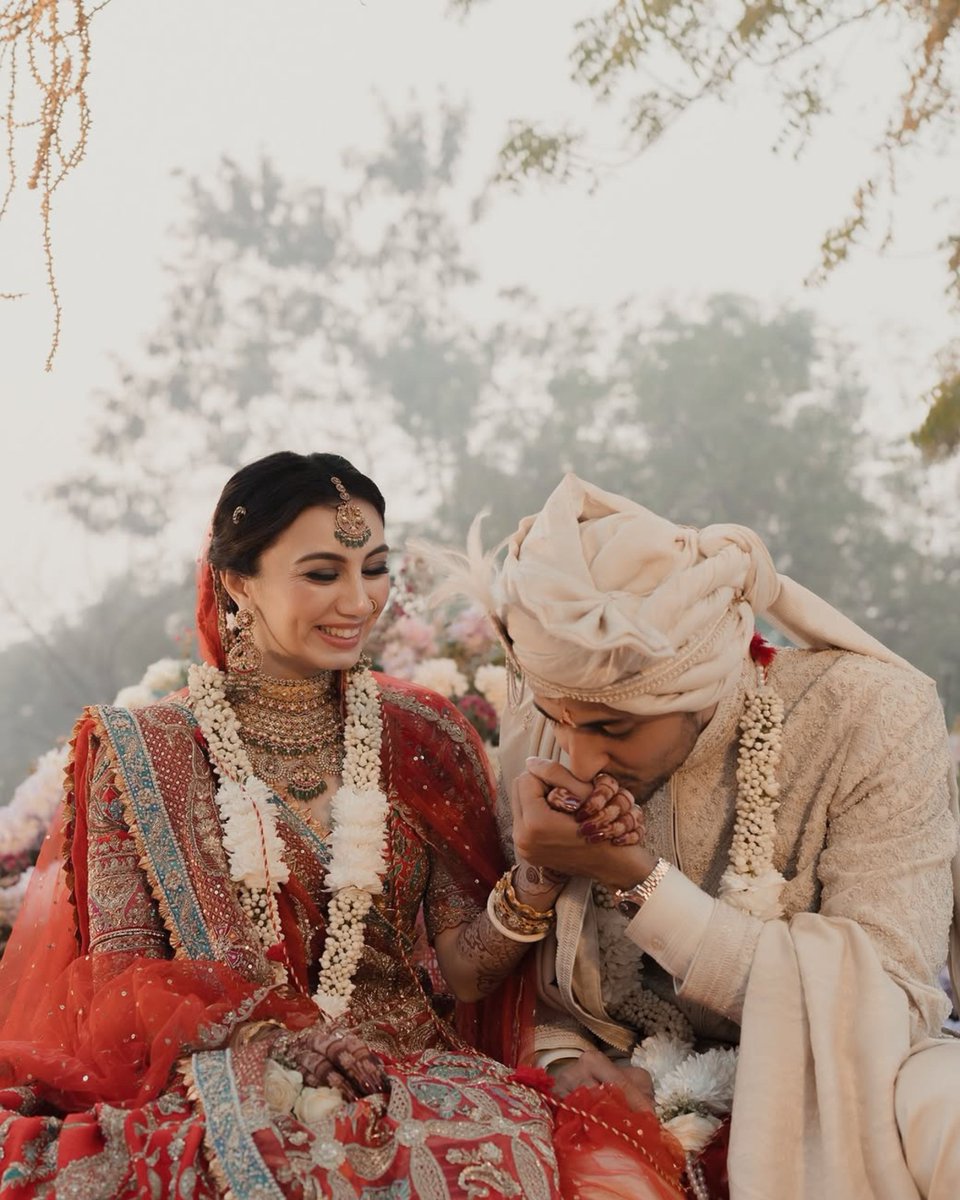 बेस्ट फ्रेंड धरल सुरेलिया के साथ शादी के बंधन में बंधे सिंगर दर्शन रावल, शादी की तस्वीरें शेयर कर फैंस को किया है सरप्राइज़ 

#DarshanRaval #DharalSurelia #ATPhotoblog