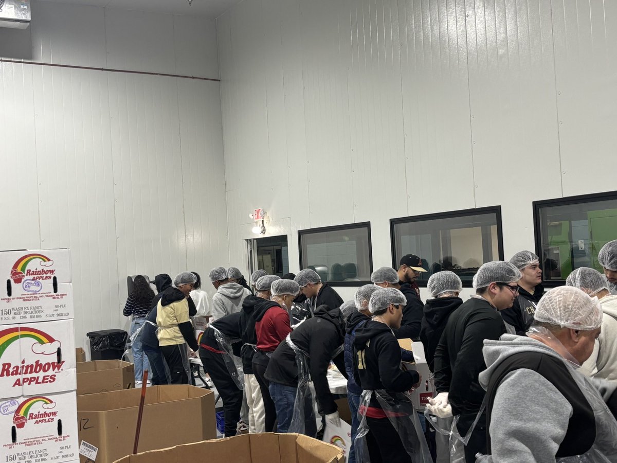 Frank Martinez (@coach1martinez) on Twitter photo We greatly appreciate <a href="/EP_FightHunger/">ElPasoFightingHunger</a> allowing our Aztecs to start off the weekend volunteering and helping our community! <a href="/ELDO_FB/">Aztecs Football</a> <a href="/EDAztecs_HS/">Venessa Betancourt</a> <a href="/SocorroISD/">Socorro ISD</a> We greatly appreciate <a href="/EP_FightHunger/">ElPasoFightingHunger</a> allowing our Aztecs to start off the weekend volunteering and helping our community! <a href="/ELDO_FB/">Aztecs Football</a> <a href="/EDAztecs_HS/">Venessa Betancourt</a> <a href="/SocorroISD/">Socorro ISD</a>