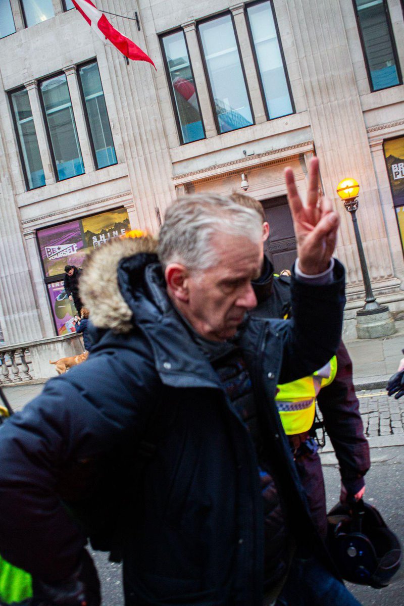 Chris Nineham chief steward of the Palestine demonstrations has been arrested. This is outrageous. Join the protest at Walworth Police Station now! 
#FreeChris #FreePalenstine 
📷 Dave Gilchrist