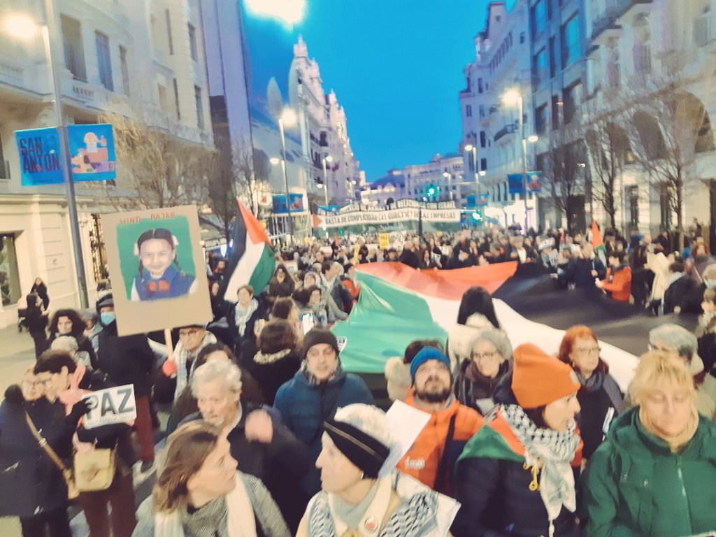 Manifestacion en Madrid exigiendo #AltoelFuego permanente y que el Gobierno de PSOE Sumar ponga fin al comercio de armas, acuerdo comercial UE-Irael y a las relaciones con Israel

¡Pongamos fin al genocidio, al colonialismo, a la ocupación y al apartheid! 

<a href="/RESCOP1/">RESCOP</a> <a href="/BDSMadrid/">BDS Madrid 🇵🇸</a>