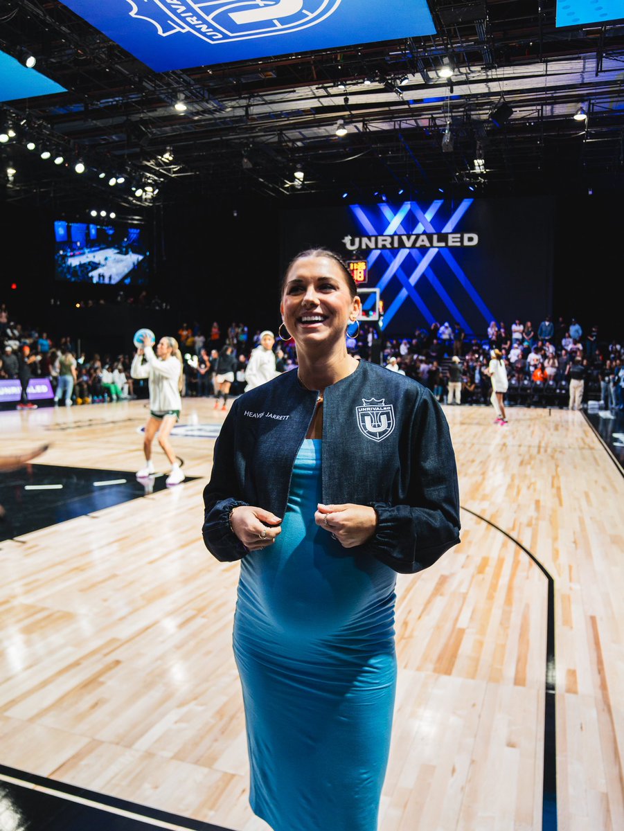 togethxr's tweet photo. About last night 👑 Big boss out supporting and investing in women @Unrivaledwbb 🫶 

(📸: @_TheRealJayWill) https://t.co/s9utALC2Gi
