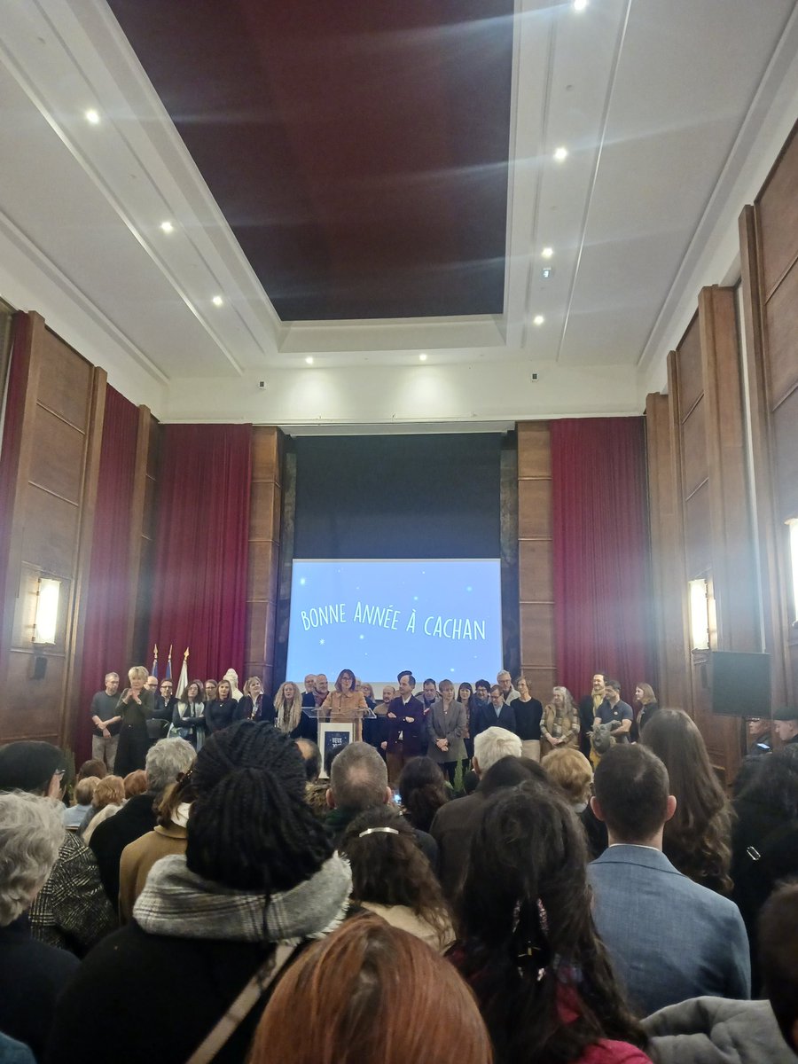 Les vœux de la mairie de #cachan avec <a href="/HdeComarmond/">Hélène de Comarmond</a> maire de la ville qui revient sur 2024 et le contexte instable que nous vivons