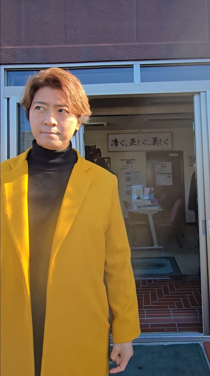 Kamikawa_STAFF's tweet photo. 水10ドラマ『問題物件』御好評につき、フォロー&amp;リツイートキャンペーン第2弾が始まっています！
皆様ふるって御応募ください☆

お写真は、今日のワンコならぬ今日の上川さん！
黄色いジャケットを羽織って絶賛撮影中です！
『問題物件』第2話は、1月22日(水)22時～放送予定！お楽しみに！(STAFF1号) https://t.co/DTect3QQY3