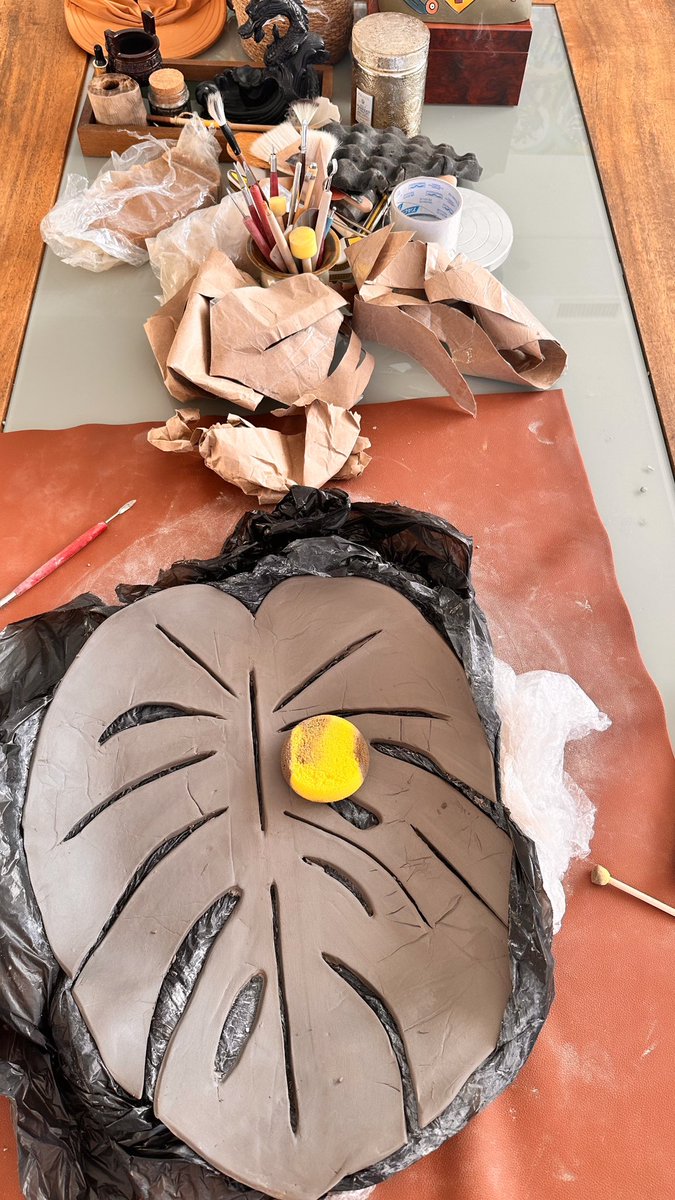 MDemathe's tweet image. Cerâmica é desconstrução. É sobre não ter controle e confiar na intuição. Levei 4 dias para desmontar essa peça que (no fundo sabia que não daria certo) mas tentei dar um jeitinho para fazer dar certo. Lição: o que não é, não é! Pare de insistir, vire a página e recomece.😵‍💫