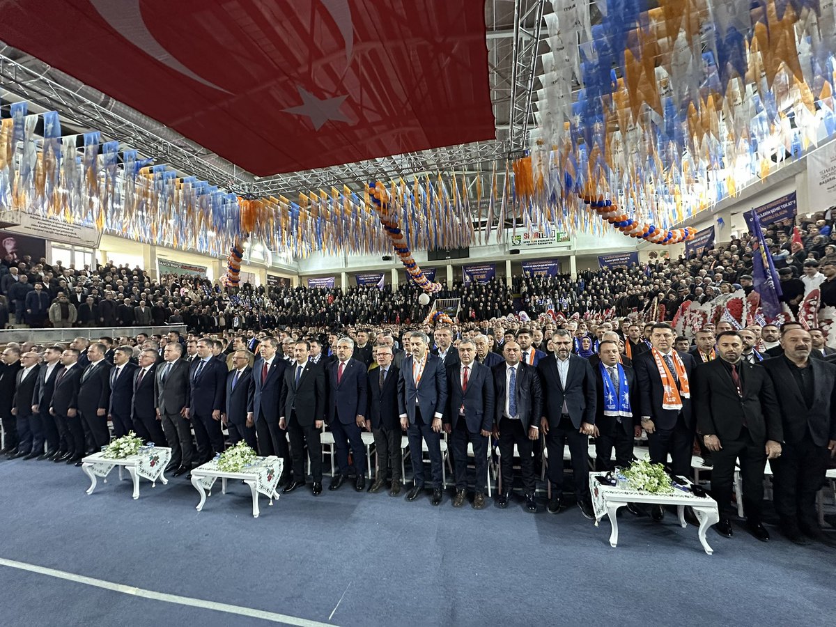 EyupEroglu60's tweet photo. 🇹🇷Yeniden güçlü Türkiye için,
🇹🇷Yeniden güçlü Tokat için,
🤝Hep birlikte el ele, omuz omuza, gönül gönüle vererek Tokat'ımızda destanlar yazmaya devam edeceğiz.✅

📍Tokat 8. Olağan İl Kongresi | Hüseyin Akbaş Spor Salonu

📌"Uzun ince bir yoldayız, gidiyoruz, gündüz gece"

Âşık Veysel'in bu veciz sözleriyle Genel Başkanımız, Cumhurbaşkanımız Sayın Recep Tayyip Erdoğan'ın önderliğinde 2⃣4⃣ yıl önce çıktığımız bu kutlu yolda Tokat'ımızda 8⃣. Olağan İl Kongremizi gerçekleştirdik.
📌Yeniden Büyük ve Güçlü Türkiye vizyonumuzun gerçeğe dönüşmesi için Yunus Emre'nin "Dostun evi, gönüllerdir, gönüller yapmaya geldik" sözlerinden ilham alarak kapı kapı, gönül gönül AK davayı yükseltmeye devam edeceğiz.

📌Kurulduğu ilk günden bugüne kadar ülkemize ve milletimize hizmet yolunda AK Partimize emek veren, katkıda bulunan, gece gündüz demeden görev yapan tüm yol arkadaşlarıma teşekkür eder, bu kutsal bayrağı devralan Adem Dizer kardeşime ve yönetimine başarılar, muvaffakiyetler dilerim.

İl Kongremize katılmak üzere şehrimize gelen AK Parti Grup Başkanımız Sayın Abdullah Güler, Gençlik ve Spor Bakanımız Sayın Osman Aşkın Bak ve Genel Başkan Yardımcımız, hemşehrimiz Sayın Zafer Sırakaya'ya teşekkür ederim.

#AKPartiTokat