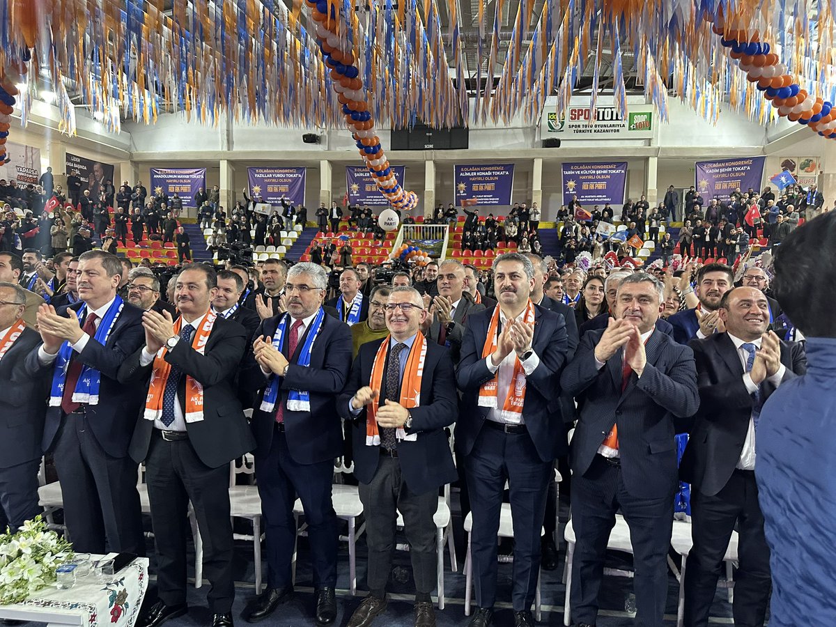 EyupEroglu60's tweet photo. 🇹🇷Yeniden güçlü Türkiye için,
🇹🇷Yeniden güçlü Tokat için,
🤝Hep birlikte el ele, omuz omuza, gönül gönüle vererek Tokat'ımızda destanlar yazmaya devam edeceğiz.✅

📍Tokat 8. Olağan İl Kongresi | Hüseyin Akbaş Spor Salonu

📌"Uzun ince bir yoldayız, gidiyoruz, gündüz gece"

Âşık Veysel'in bu veciz sözleriyle Genel Başkanımız, Cumhurbaşkanımız Sayın Recep Tayyip Erdoğan'ın önderliğinde 2⃣4⃣ yıl önce çıktığımız bu kutlu yolda Tokat'ımızda 8⃣. Olağan İl Kongremizi gerçekleştirdik.
📌Yeniden Büyük ve Güçlü Türkiye vizyonumuzun gerçeğe dönüşmesi için Yunus Emre'nin "Dostun evi, gönüllerdir, gönüller yapmaya geldik" sözlerinden ilham alarak kapı kapı, gönül gönül AK davayı yükseltmeye devam edeceğiz.

📌Kurulduğu ilk günden bugüne kadar ülkemize ve milletimize hizmet yolunda AK Partimize emek veren, katkıda bulunan, gece gündüz demeden görev yapan tüm yol arkadaşlarıma teşekkür eder, bu kutsal bayrağı devralan Adem Dizer kardeşime ve yönetimine başarılar, muvaffakiyetler dilerim.

İl Kongremize katılmak üzere şehrimize gelen AK Parti Grup Başkanımız Sayın Abdullah Güler, Gençlik ve Spor Bakanımız Sayın Osman Aşkın Bak ve Genel Başkan Yardımcımız, hemşehrimiz Sayın Zafer Sırakaya'ya teşekkür ederim.

#AKPartiTokat