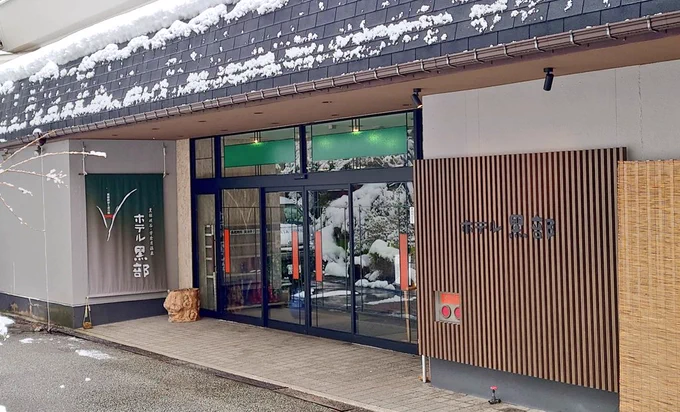 宇奈月温泉のホテル黒部さんで日帰り入浴。川沿いの露天風呂で癒された。ざつ旅の作者さんの色紙もあったし温泉むすめもいた 