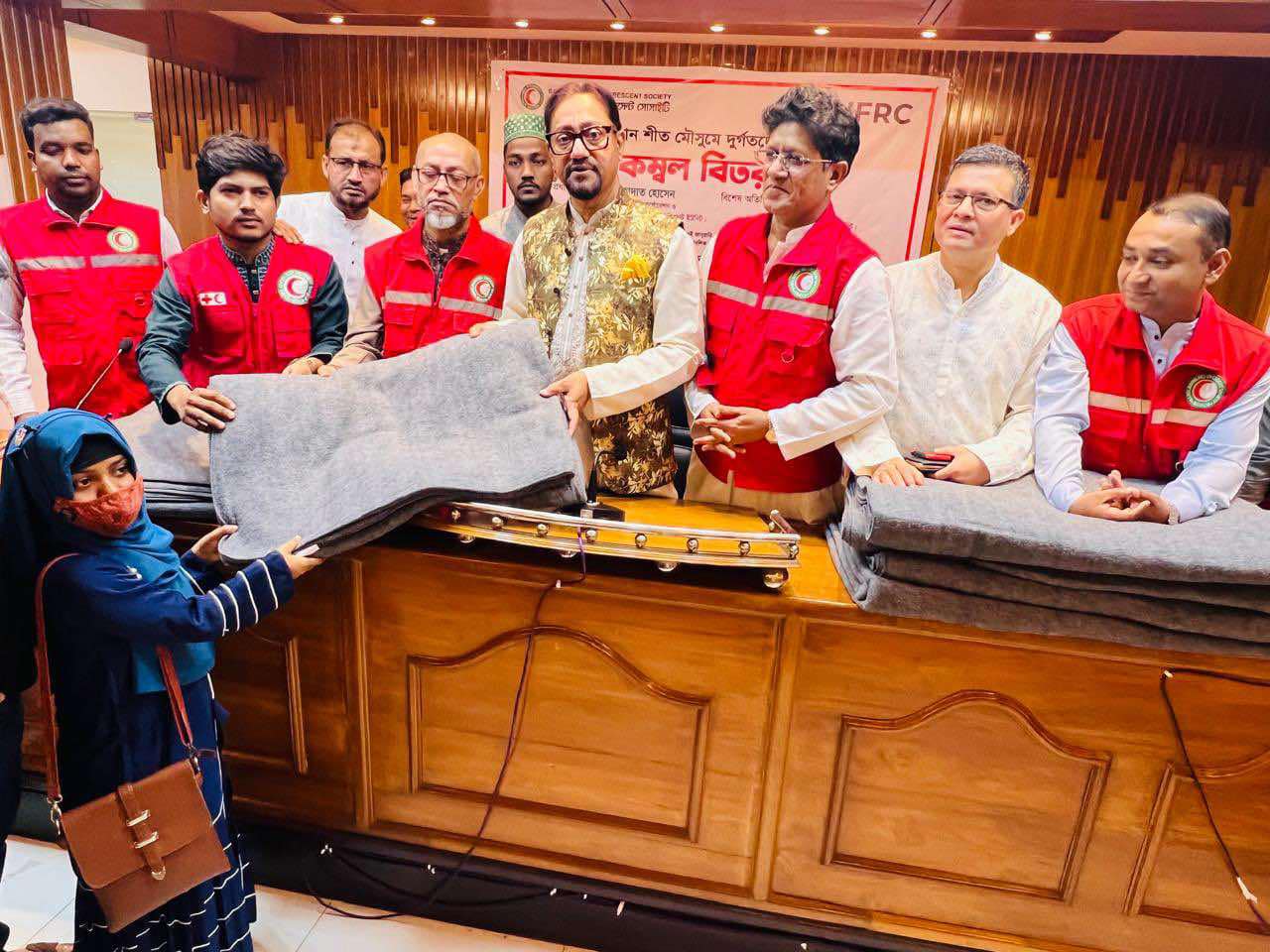 রেড ক্রিসেন্টের উদ্যোগে ৫ শতাধিক মানুষের মাঝে কম্বল বিতরণ করলেন মেয়র ডা. শাহাদাত